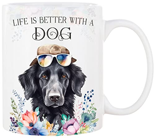 Cadouri Keramik Hunde Tasse mit Spruch „Life is better with a Dog“ und Flat Coated Retriever - Kaffeetasse mit Hunderasse für Hundebesitzer - originelles Geschenk - handgefertigt | 330 ml von Cadouri