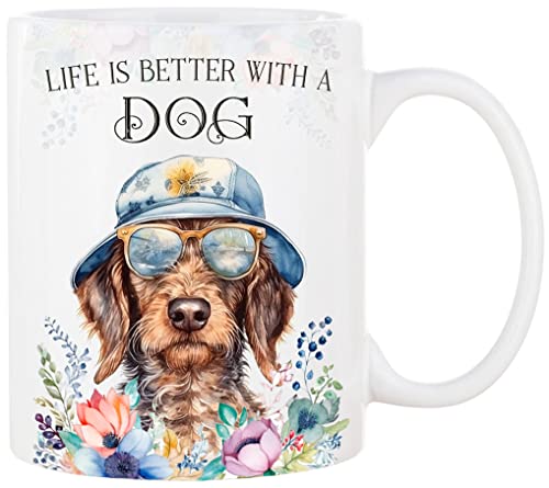 Cadouri Keramik Hunde Tasse mit Spruch „Life is better with a Dog“ und Dackel (Rauhaar) - Kaffeetasse mit Hunderasse für Hundebesitzer - originelles Geschenk - handgefertigt | 330 ml von Cadouri