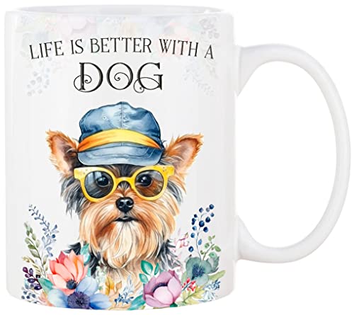 Cadouri Keramik Hunde Tasse mit Spruch „Life is better with a Dog“ und Yorkshire Terrier - Kaffeetasse mit Hunderasse für Hundebesitzer - originelles Geschenk - handgefertigt | 330 ml von Cadouri