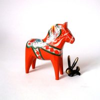 Vintage Swedish Dala Horse Figurine, Wooden Nils Olsson Scandinavian Dalarna Horse, Mid Century Statuette von CafeIrma