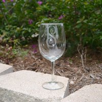 Geätzte Weingläser, Geätzte Initial Weingläser, Weingläser Personalisiert, Geschenk Unter 10 Dollar, Monogramm Glas, Für Paare Verlobung von CaffeineAndWine