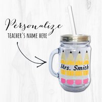 Personalisierte Lehrerin, Kita-Anbieter Mason Jar Tasse Mit Deckel Und Stroh | Erster Tag Ende Des Jahres Lehrergeschenke, Lehrer-Wertschätzung von CaffeineAndWine