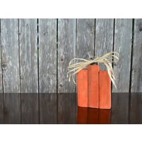 Rustikale Paletten Kürbisse Primitive Dekoration Für Herbst Und Halloween Home Decorating | Saisonales Wohndesign Mit Natürlichem Fundholz Raffia von CaffeineAndWine