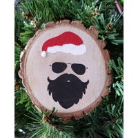 Bärtiger Mann Weihnachtsmann Handbemalte Holzscheibe Christbaumschmuck von CaffeineChaosDesigns