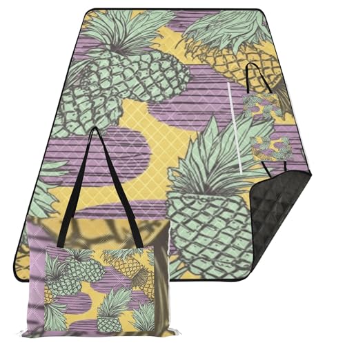 Campingmatte Sand FreeLawnPackbare Picknickdecke für Outdoor-Frauen, Sommergeschenk, nahtlose Illustration von Ananas auf gelbem lila Hintergrund von Caihoyu