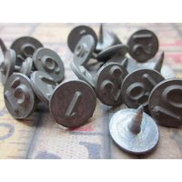 3 Vintage Nummerierte Reißnägel Aus Metall von CaityAshBadashery