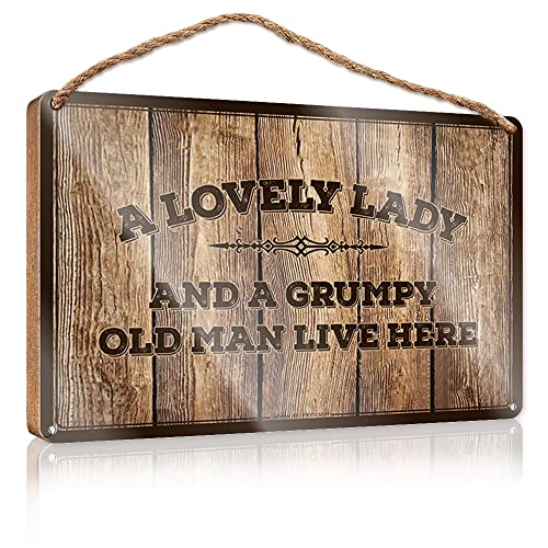 Lustige Dekoration für Bar A Lovely Lady and A Grumpy Old Man Live Here, Holzschild, Büro-Dekoration für Männer, coole Poster für Jungs (Größe: 20 x 30 cm) von CakJuice