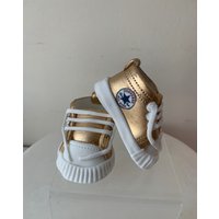 Essbare Gold Converse Baby Booties Babyschuhe Kuchen Dekoration Cake Topper von CakeToppersByLouise