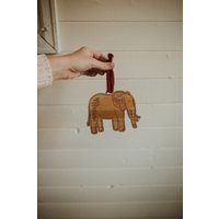 Personalisierter Holzornament, Elefant Ornament, Personalisierter Weihnachtsornament, Boho Tier Ornament Personalisierter Holzornament, Elefant Ornament, Personalisierter Weihnachtsornament, Boho Tier Ornament von CalaandIvy