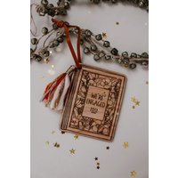 Wir Sind Verlobte Holzanhänger, Weihnachtsanhänger, Hochzeit, Erste Weihnachten Verheiratet, Mr. Und Mrs, Braut Bräutigam, Personalisiert Wir Sind Verlobte Holzanhänger, Weihnachtsanhänger, Hochzeit, Erste Weihnachten Verheiratet, Mr. Und Mrs, Braut Bräutigam, Personalisiert von CalaandIvy
