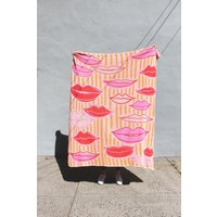 Lips, Kisses, & Stripes Strickdecke - Pink, Rot, Blush Und Gelb Home Decor Geburtstags-Küsse Sweetheart Geschenk von CalhounAndCo