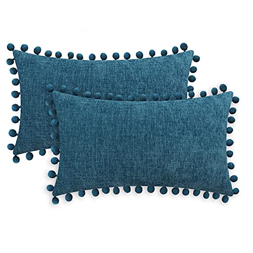 CaliTime Dekokissenbezüge 2er Pack Kuschelige, fest gefärbte, weiche Chenille-Kissenbezüge mit Pom Poms für Couch Sofa Dekoration 30cm x 50cm Ozeanblau von CaliTime