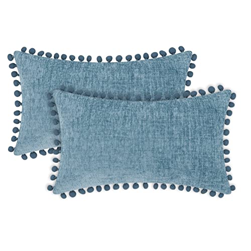 CaliTime Dekokissenbezüge 2er Pack Kuschelige, fest gefärbte, weiche Chenille-Kissenbezüge mit Pom Poms für Couch Sofa Dekoration 30cm x 50cm Rauchblau CaliTime Dekokissenbezüge 2er Pack Kuschelige, fest gefärbte, weiche Chenille-Kissenbezüge mit Pom Poms für Couch Sofa Dekoration 30cm x 50cm Rauchblau von CaliTime
