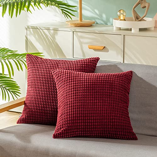 CaliTime Kissenbezüge Kissenhülle 2er-Pack Bequeme Kissenbezüge für Couch, Schlafsofa, bequem, superweich, Kordsamt, Maisstreifen, beidseitig 66 cm x 66 cm, Burgunderrot von CaliTime