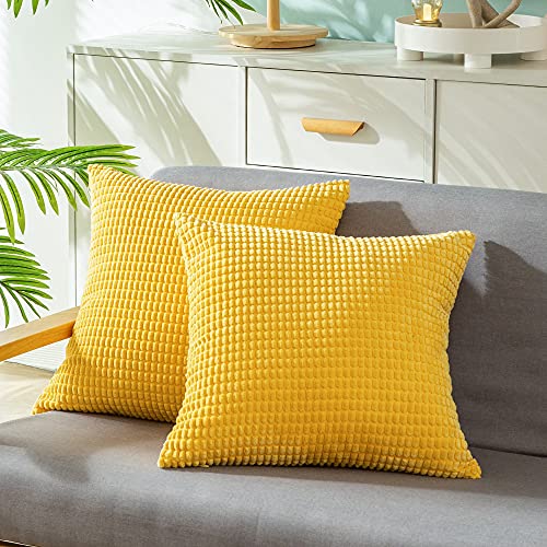 CaliTime Kissenbezüge Kissenhülle 2er-Pack Bequeme Kissenbezüge für Couch, Schlafsofa, bequem, superweich, Kordsamt, Maisstreifen, beidseitig, 50 cm x 50 cm, goldgelb von CaliTime