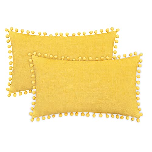 CaliTime Kissenbezüge Pack von 2 gemütlichen festen gefärbten weichen Chenille Kissenbezüge mit Pom Poms für Couch Sofa Wohndekoration 30cm x 50cm Senf Gelb von CaliTime