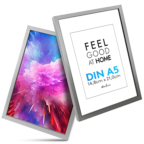 Calias® [2 STK.] Bilderrahmen A5 - Aluminium Bilderrahmen Silber mit bruchsicherem Plexi Glas - Fotorahmen inkl. Aufsteller und Aufhängung - Hochwertige Bilder Rahmen Made in EU von Calias