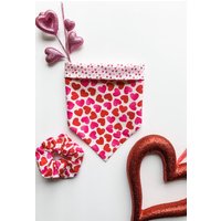 Herzen Der Liebe Reversible Pet Bandana von CalicosPet
