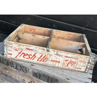 Vintage 1957 Seven Up Getränkekiste Holzkiste 7Up Pepsi Original Ablage Box Vintage 1957 Seven Up Getränkekiste Holzkiste 7Up Pepsi Original Ablage Box von CalifasShop
