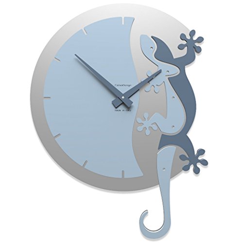 CalleaDesign Kletternder Gecko Wanduhr Staubblau von CalleaDesign