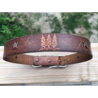 Pine Tree Und Stern Leder Soul Dog Designs Gestempelt Handgefertigte Benutzerdefinierte Halsband Made in Maine von CallingYourWild
