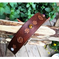 Tigerauge, Amethyst Und Howlite Flower Crystal Soul Dog Designs Gestempelt Lederhalsband Handgefertigt Mit Blatt Blumen Design Halsband Tigerauge, Amethyst Und Howlite Flower Crystal Soul Dog Designs Gestempelt Lederhalsband Handgefertigt Mit Blatt Blumen Design Halsband von CallingYourWild