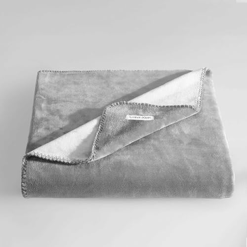 Calvin Klein - Überwurfdecke, wendbar, Premium-Plüsch-Bettwäsche, luxuriös weiche Wohnkultur, Öko-Tex-Zertifiziert (modern, wendbar, einfarbig, grau, 50 x 70 cm) von Calvin Klein