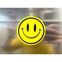 Be Happy 3-Zoll-Runde Smiley-Magnete, Trippy Glitchy Offset Face Artwork von CameronKinchenDesign