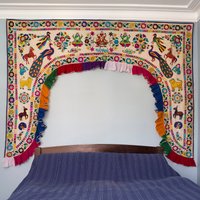 Vintage Textile-Ganesh Toran-Tür Mit Blauem Edge Und Vielfarbem Frill Vintage Textile-Ganesh Toran-Tür Mit Blauem Edge Und Vielfarbem Frill von CamillaCostello