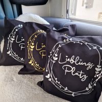 Kissenbezug Schwarz Lieblingsplatz Motiv in Weiß, Silber Oder Gold, 2 Größen Kissenbezug Schwarz Lieblingsplatz Motiv in Weiß, Silber Oder Gold, 2 Größen von Campingemotions