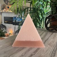 Beige Pyramide Säule Kerze Beige Pyramide Säule Kerze von CandleInTheDesert