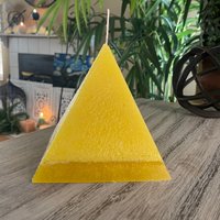 Gelbe Pyramide Säule Kerze Gelbe Pyramide Säule Kerze von CandleInTheDesert