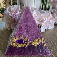 Handwerker Pyramide Geformt Kerze - Lila von CandleInTheDesert