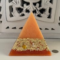 Handwerker Pyramide Geformt Kerze - Orange von CandleInTheDesert