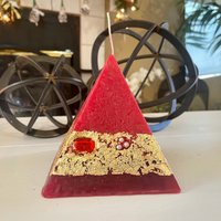 Handwerker Pyramide Geformt Kerze - Rubin Rot Handwerker Pyramide Geformt Kerze - Rubin Rot von CandleInTheDesert