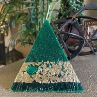 Handwerker Pyramide Geformt Kerze - Wald Grün von CandleInTheDesert