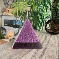 Lila Pyramide Säule Kerze Lila Pyramide Säule Kerze von CandleInTheDesert