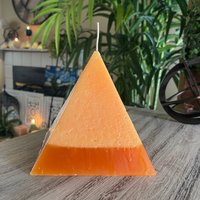 Orange Pyramide Säule Kerze Orange Pyramide Säule Kerze von CandleInTheDesert