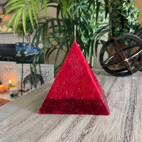 Rote Pyramide Säule Kerze Rote Pyramide Säule Kerze von CandleInTheDesert