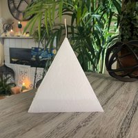 Weiße Pyramide Säule Kerze Weiße Pyramide Säule Kerze von CandleInTheDesert
