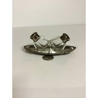 Glas Salz - Und Pfefferstreuer Auf Einem Metalltablett von CandleLiteGiftShop