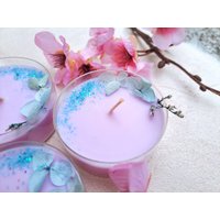 Mauvefarbene Kerzen Mit Echten Getrockneten Blumen, Lavendelduftendes Geschenk Hochzeit Gastgeschenke, Vegan Blumen Lila Blau Geschenke, Junge von Candlesandcandy