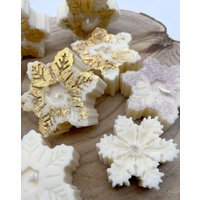 Schneeflocken-Snowflakes-Geschenke-Geschenkideen-Weihnachtsgeschenke-Schneeflockenkerzen-Vegan-Rapswachs Schneeflocken-Snowflakes-Geschenke-Geschenkideen-Weihnachtsgeschenke-Schneeflockenkerzen-Vegan-Rapswachs von CandlesbyNadja