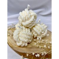 Wollknollen-Candles-Kerzen-Geschenkideen-Geschenke-Handmade-Vegan-Kerzengeschenke-Handgemacht-Suprise-Wolle Wollknollen-Candles-Kerzen-Geschenkideen-Geschenke-Handmade-Vegan-Kerzengeschenke-Handgemacht-Suprise-Wolle von CandlesbyNadja