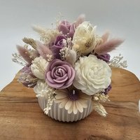 Kerzen-Blumenstrauß Mit Duft Und Trockenblumen in Handgegossener Keraflott-Schale Lila/Weiß von Candlesliebe