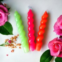 3Er Set Stabkerzen Neonfarben, Twisted Candles, Tafelkerzen, Gedrehte Kerzen, Neonkerzen von Candlesspeech