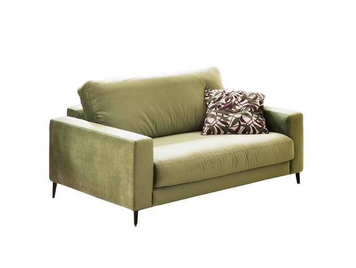 Candy Loveseat Uptown / Downtown mit großer Bezugsauswahl in Stoff oder Echtleder inklusive passendem Zierkissen auf dekorativen Metallfüßen von Candy-Polstermöbel