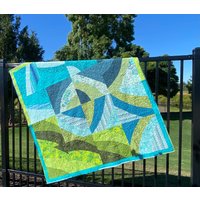 Moderner Großer Überlappungsquilt, Art Quilt, Geschwungenes Piecing von CandyKQuilts