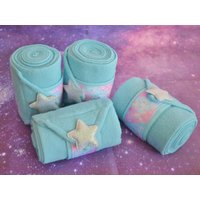 4x Pferdebein-Polo-Wraps - Babyblau Mit Pastellfarbenem Regenbogen-Glitzerband Und Leuchtendem Stern Fleece Showpferd Tack 4x Pferdebein-Polo-Wraps - Babyblau Mit Pastellfarbenem Regenbogen-Glitzerband Und Leuchtendem Stern Fleece Showpferd Tack von CandyPlushCreations