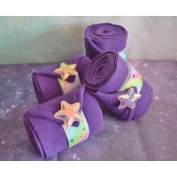 4x Pferdebein-Polo-Wraps - Lila Mit Pastellfarbenem Regenbogen-Glitzerband Und Leuchtendem Stern 4x Pferdebein-Polo-Wraps - Lila Mit Pastellfarbenem Regenbogen-Glitzerband Und Leuchtendem Stern von CandyPlushCreations
